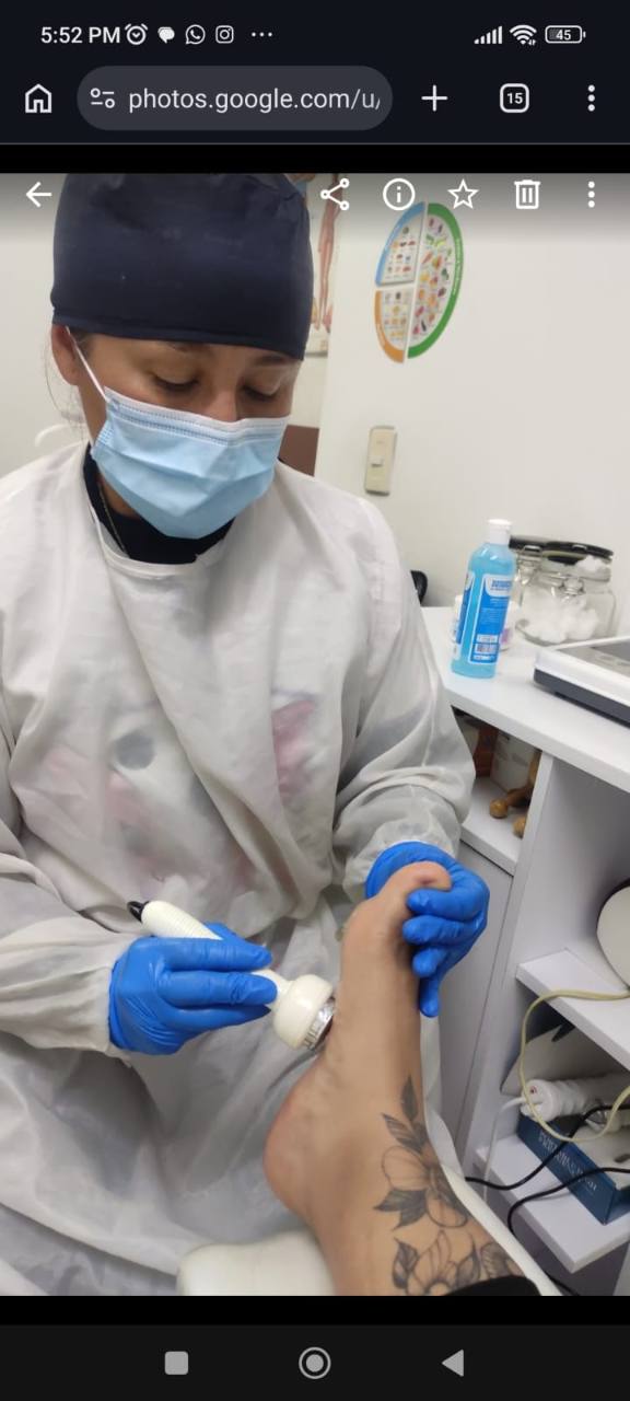 Angélica realizando cuidado podológico con guantes y mascarilla